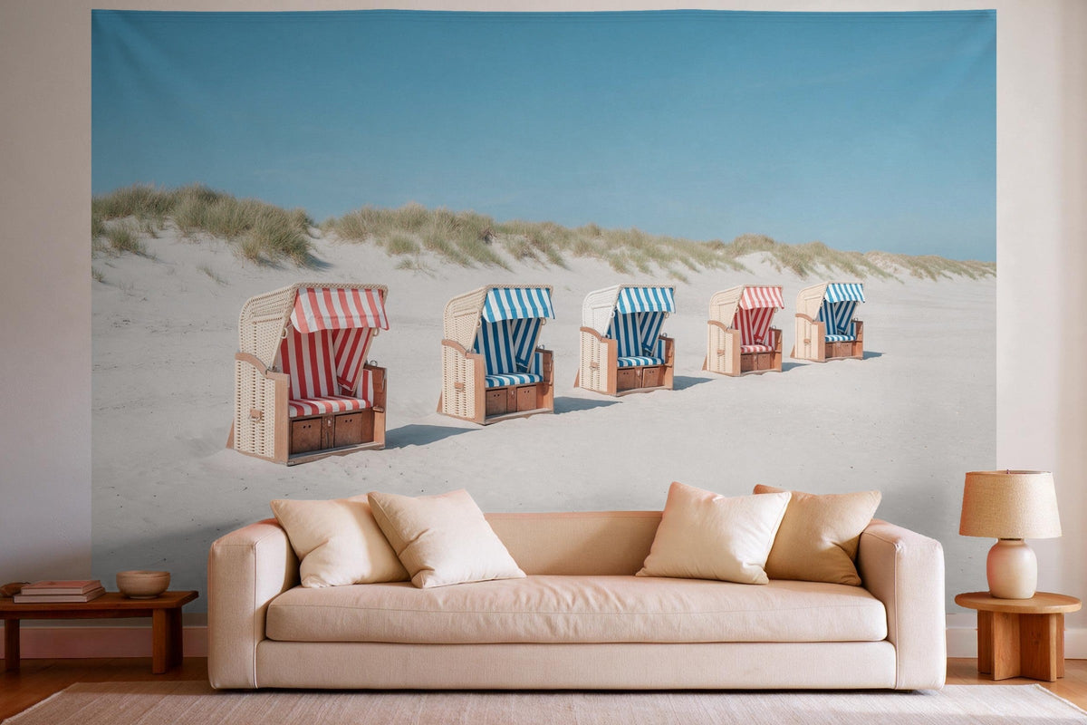 Wandtuch mit Strandkorb-Idylle am Dünenstrand über dem Sofa im Wohnzimmer