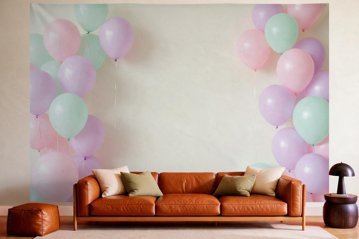 Decoración de pared en un salón acogedor sobre el sofá de cuero: tapiz de tela Nube de globos pastel