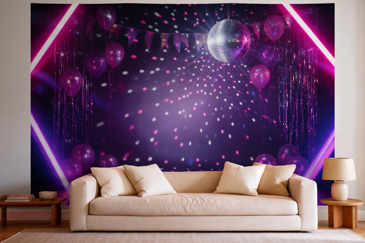 Déco murale dans un salon lumineux au-dessus du canapé : tenture murale Boule à facettes et néons, imprimée sur tissu
