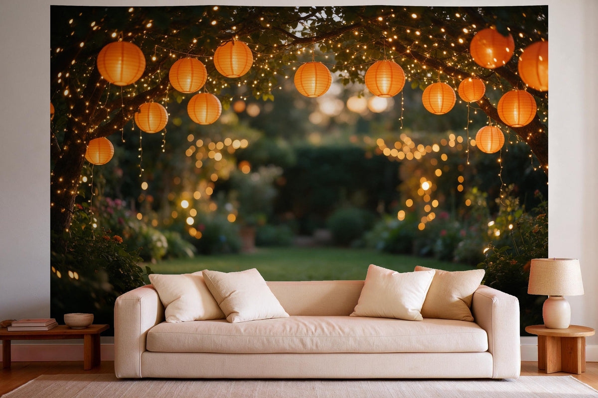 Wanddeko im hellen Wohnzimmer über dem Sofa: Wandtuch Gartenparty mit Lampions, auf Stoff gedruckt