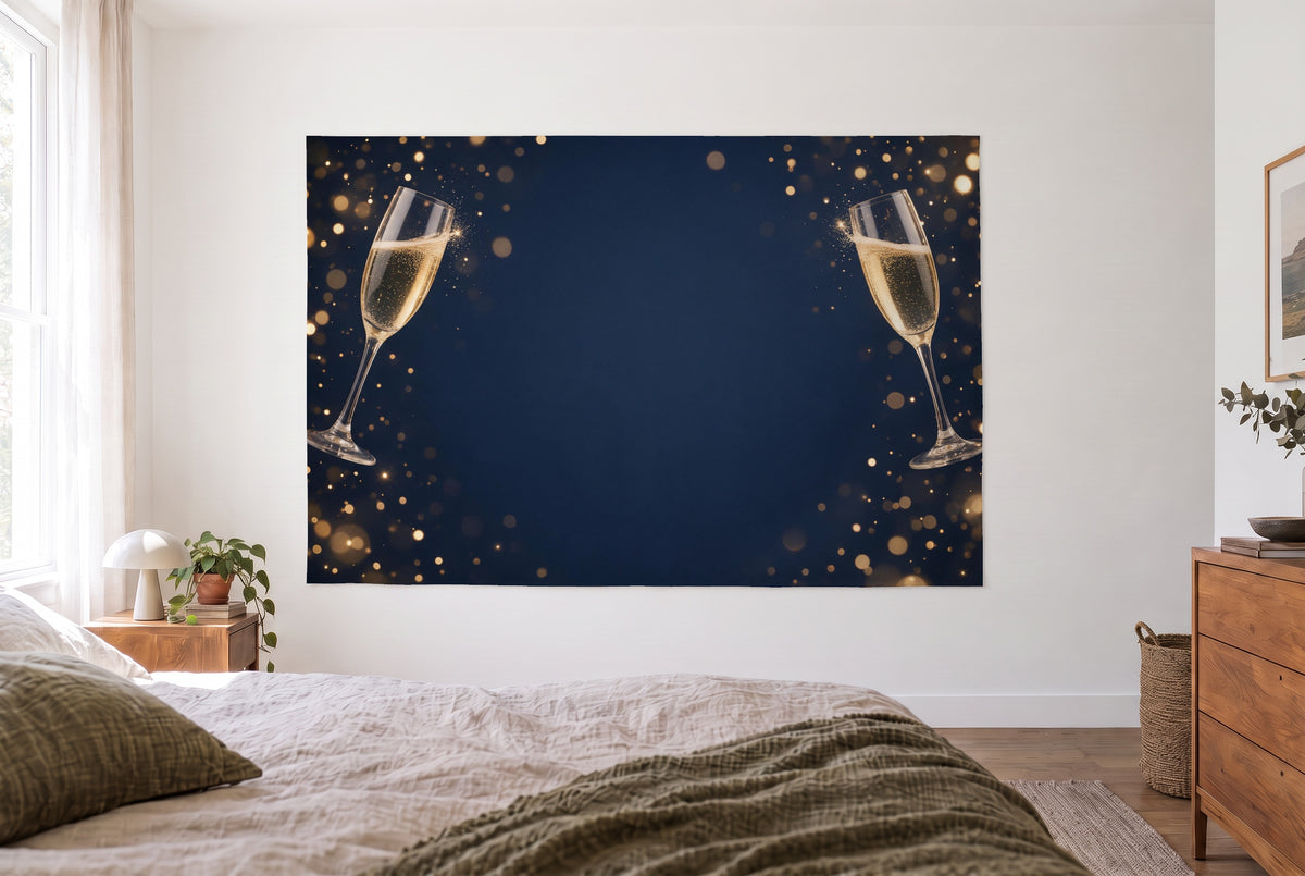 Wandtuch Sektgläser und Goldglitzer im hellen Schlafzimmer gegenüber dem Bett, rechts eine Holzkommode – Blau und Gold