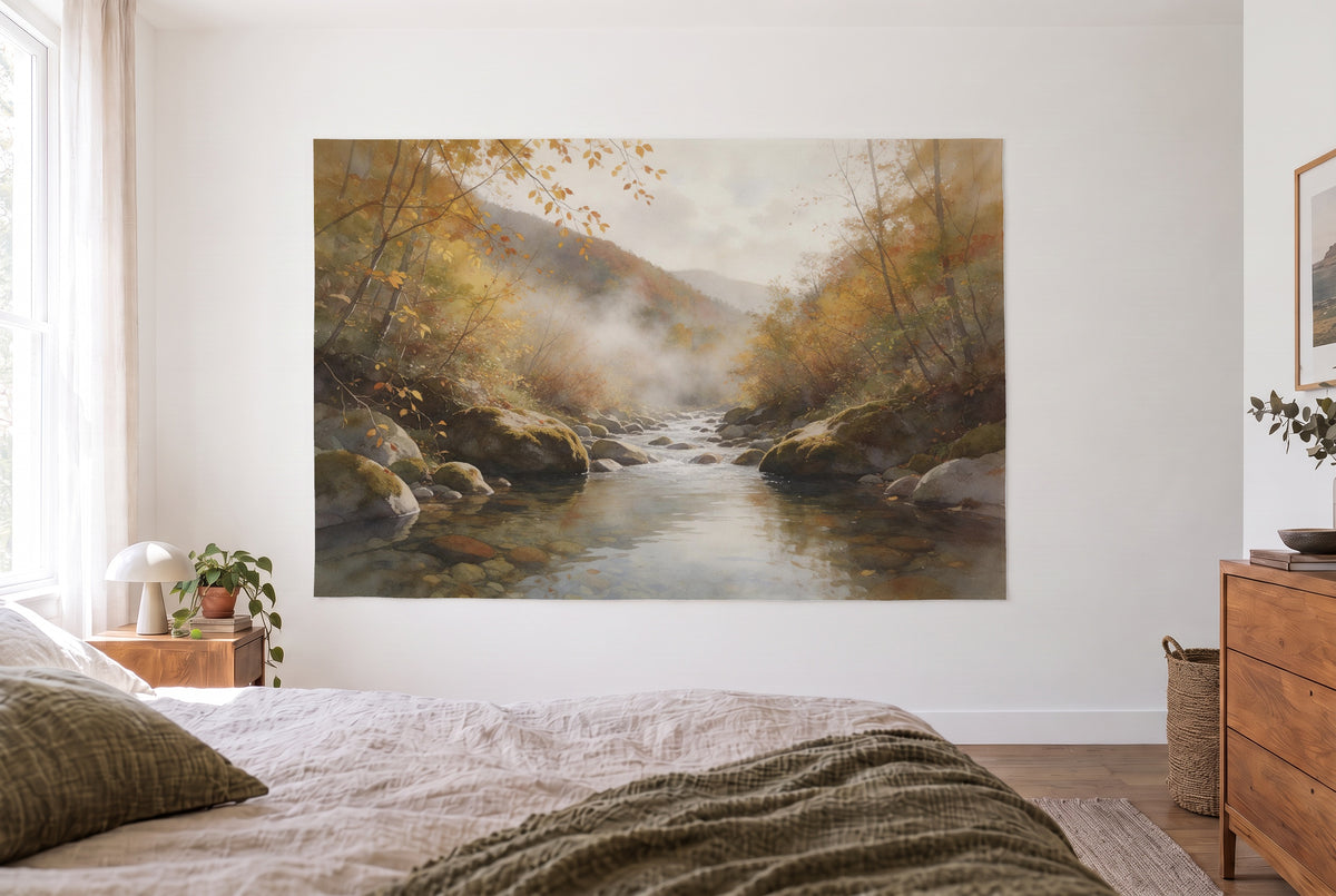 Wandtuch Bergbach im Herbst im hellen Schlafzimmer gegenüber dem Bett, rechts eine Holzkommode – Rot, Gelb und Grün