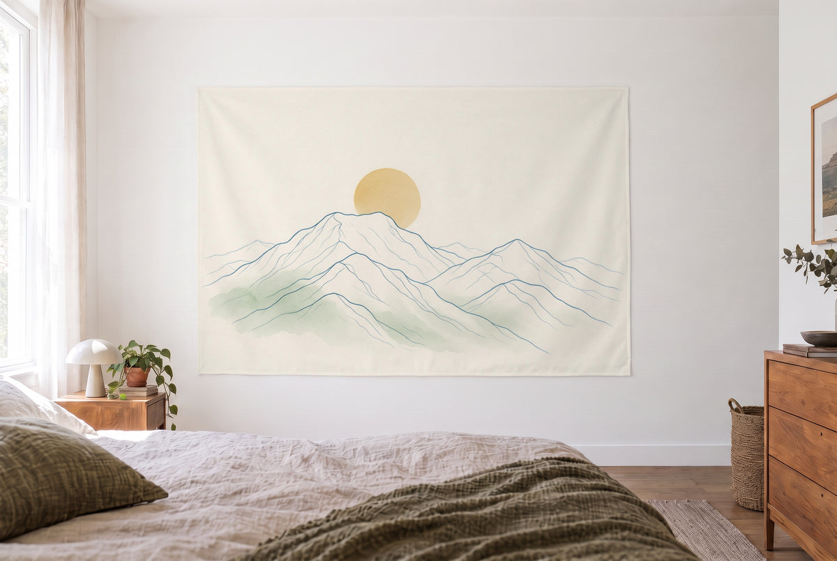 Wandtuch Bergkamm in Line Art im hellen Schlafzimmer gegenüber dem Bett, rechts eine Holzkommode – Creme, Ocker und Blau
