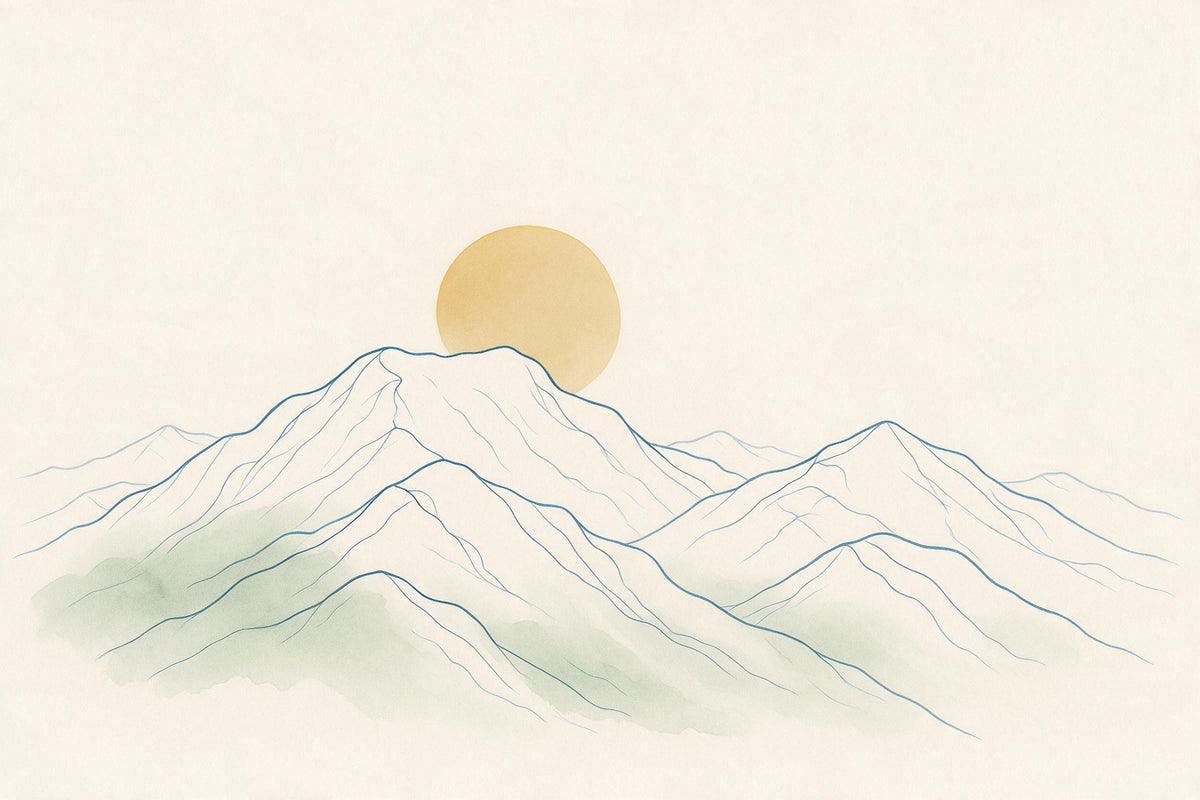 Breiter Bergkamm in feinen blauen Linien mit ockerfarbener Morgensonne als Wandtuch, auf Stoff gedruckt – Creme und Salbei