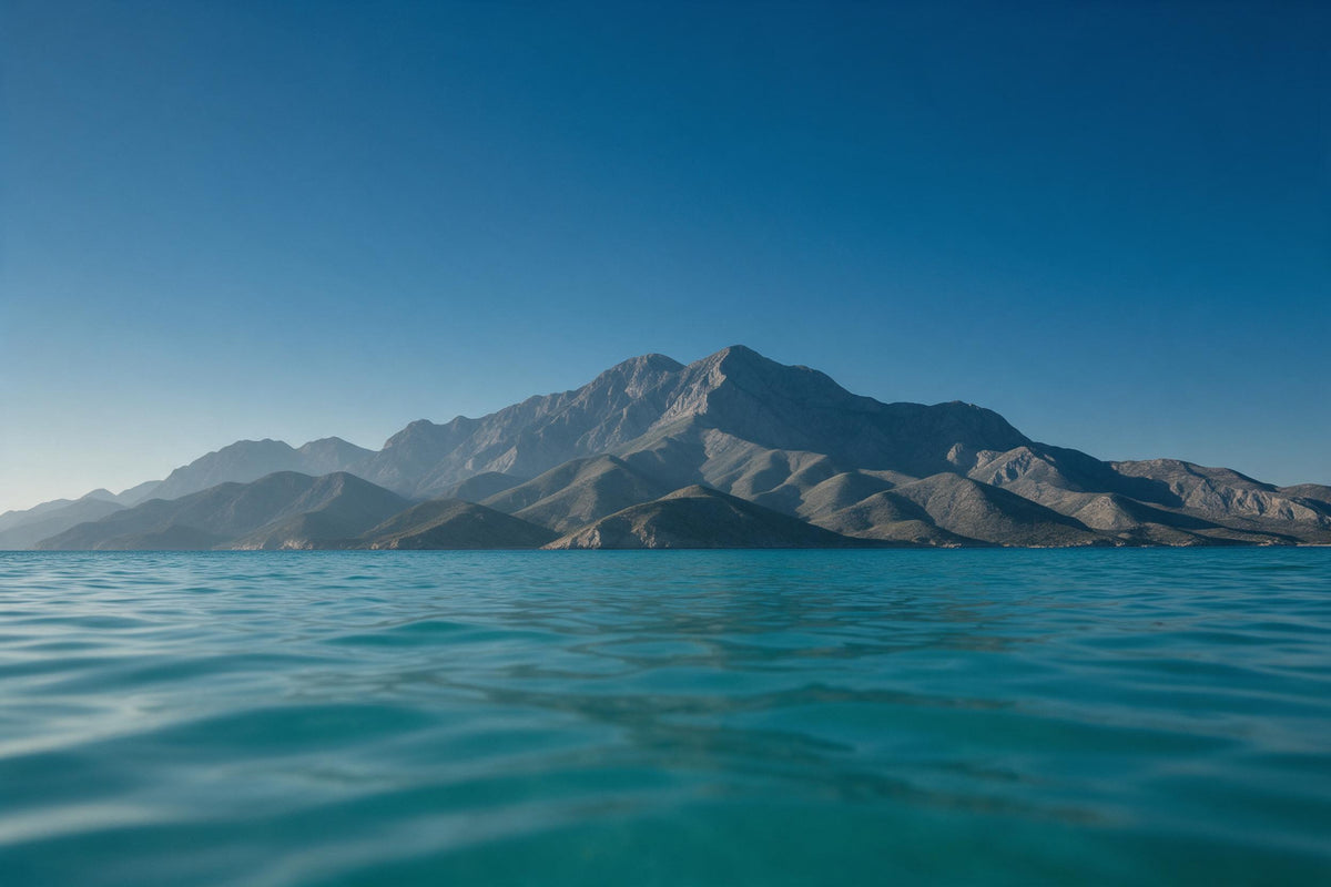 Bergkette über ruhigem türkisen Meer unter blauem Himmel, als Wandtuch, auf Stoff gedruckt – Blau und Türkis
