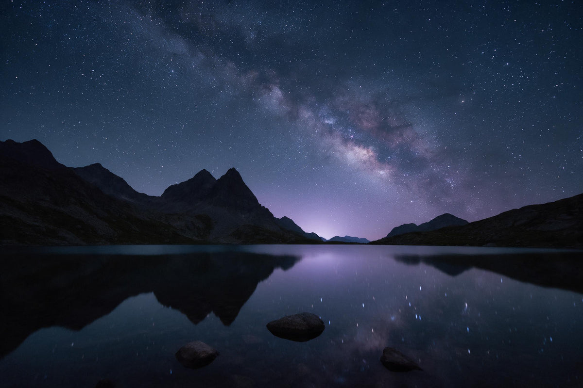 Lago de montaña de noche con la Vía Láctea sobre cumbres oscuras, tapiz impreso en tela – azul noche y violeta