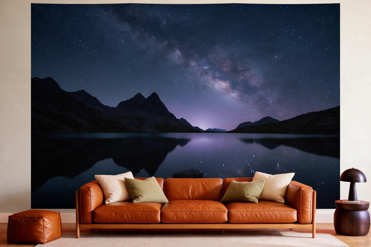 Tapiz de pared XXL Lago de montaña de noche con Vía Láctea como decoración en un salón acogedor sobre el sofá de cuero
