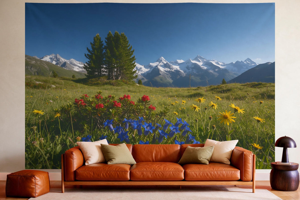 Tenture murale XXL Prairie alpine avec fleurs des Alpes en déco murale dans un salon chaleureux au-dessus du canapé en cuir