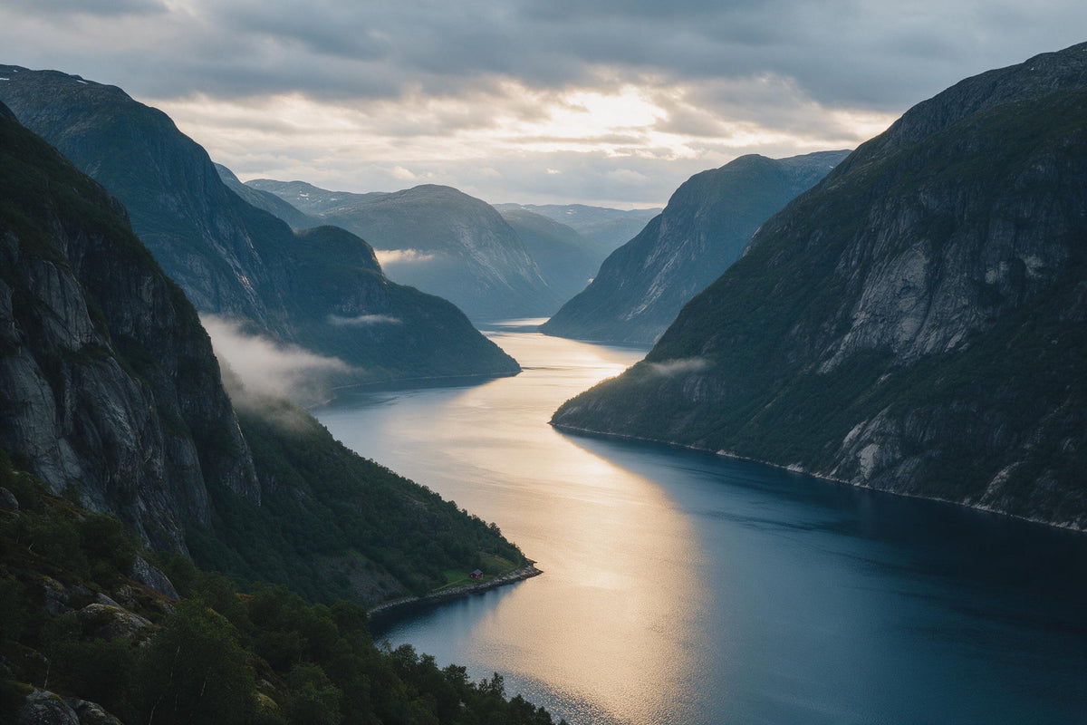 Fjord calme entre montagnes abruptes le soir, cabane rouge sur la rive, tenture murale imprimée sur tissu – bleu et or