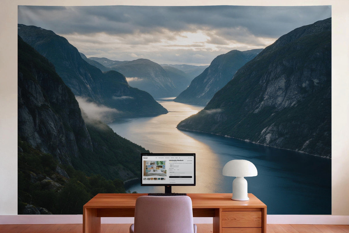 Déco murale dans le bureau derrière la table de travail : tenture murale Fjord dans la lumière du soir, imprimée sur tissu