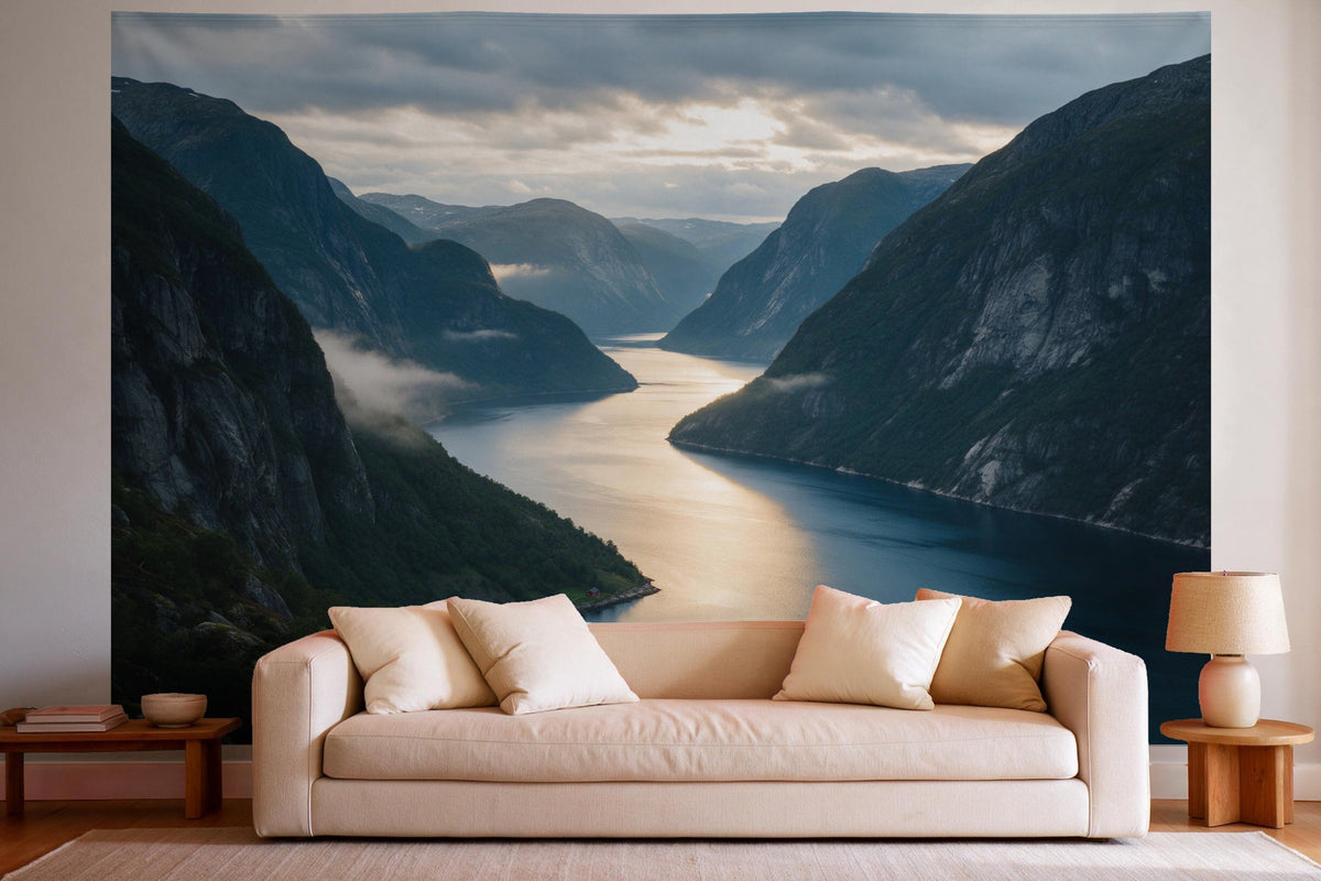 Déco murale dans un salon lumineux au-dessus du canapé : tenture murale Fjord dans la lumière du soir, imprimée sur tissu