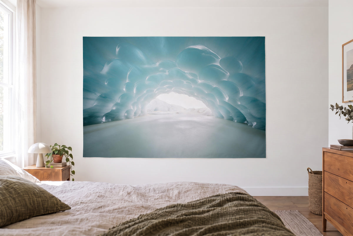 Tapiz cueva de glaciar en el dormitorio claro frente a la cama, cómoda de madera a la derecha – azul y turquesa
