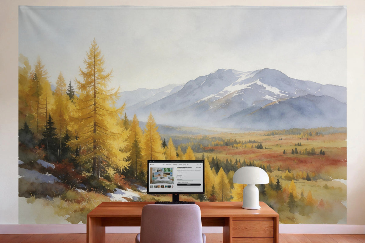 Déco murale dans le bureau derrière la table de travail : tenture murale Mélèzes dorés dans la vallée de montagne, imprimée sur tissu