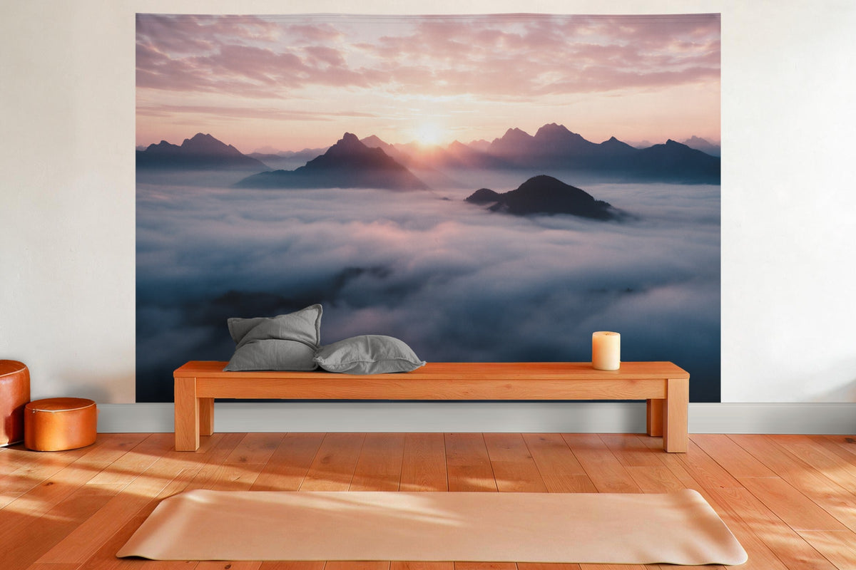 Déco murale dans une salle de yoga : tenture murale Mer de brouillard avec soleil sur la crête, imprimée sur tissu