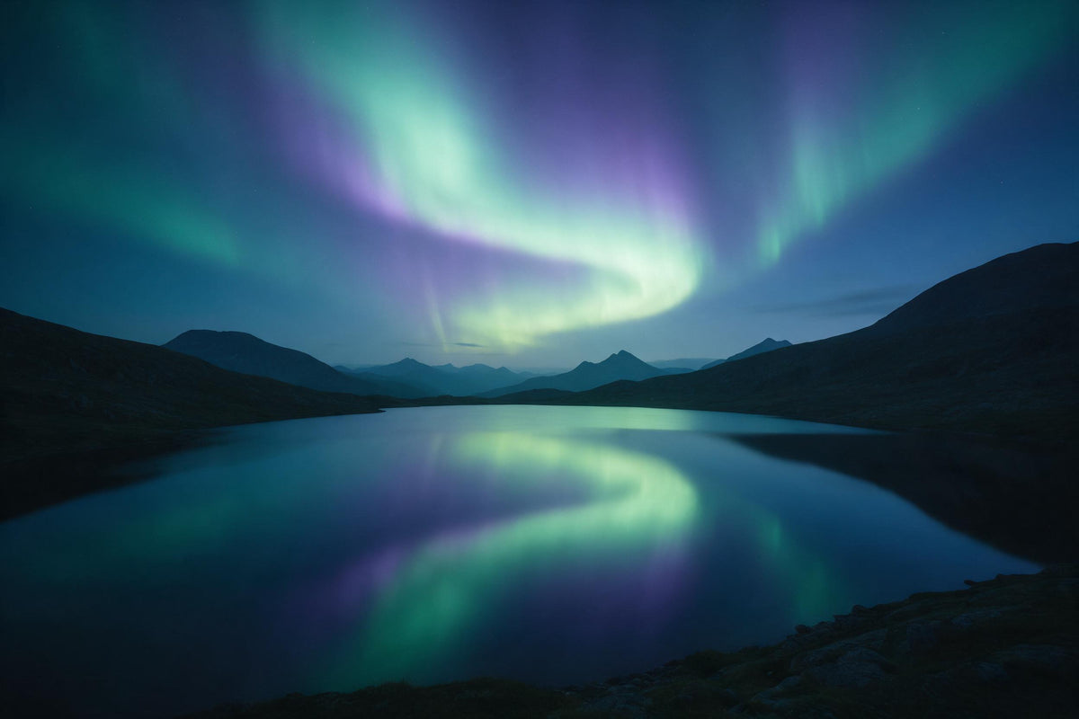 Polarlichter über dem Bergsee Wandtuch Motiv