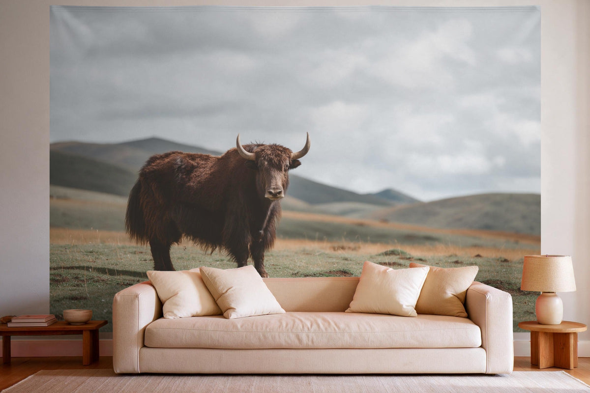 Wandtuch XXL Yak im Hochland als Wanddeko im hellen Wohnzimmer über dem Sofa