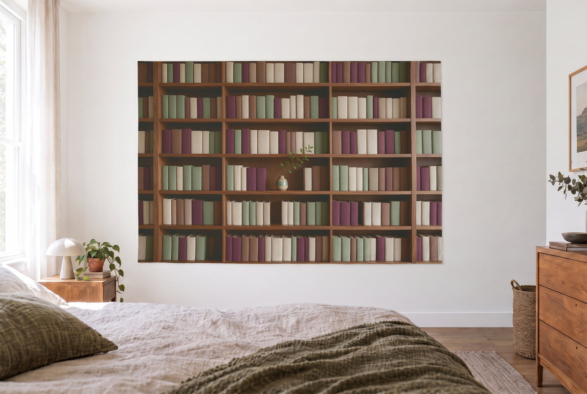 Wandtuch Bücherregal mit Buchrücken im hellen Schlafzimmer gegenüber dem Bett, rechts eine Holzkommode – Braun und Grün