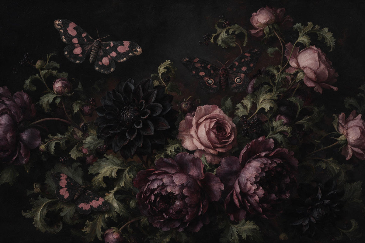 Dark botanical con una dalia negra, peonías y tres polillas, como tapiz impreso en tela – ciruela y rosa