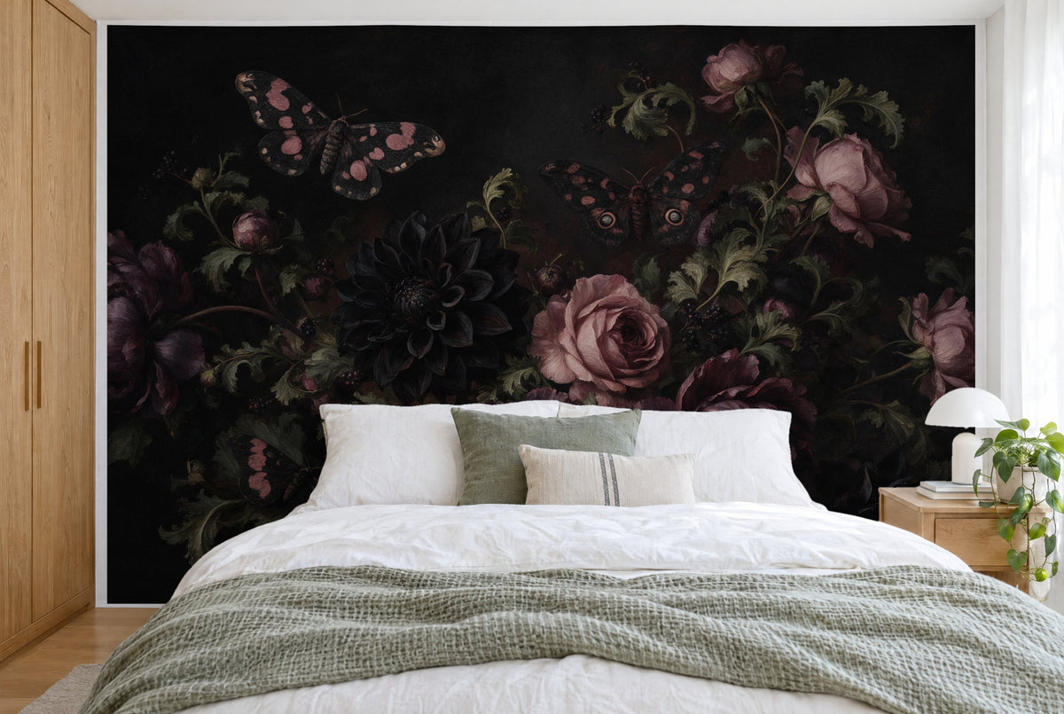 Tapiz de pared grande Dark botanical con polillas en el dormitorio, cubriendo la pared detrás de la cama – tela impresa