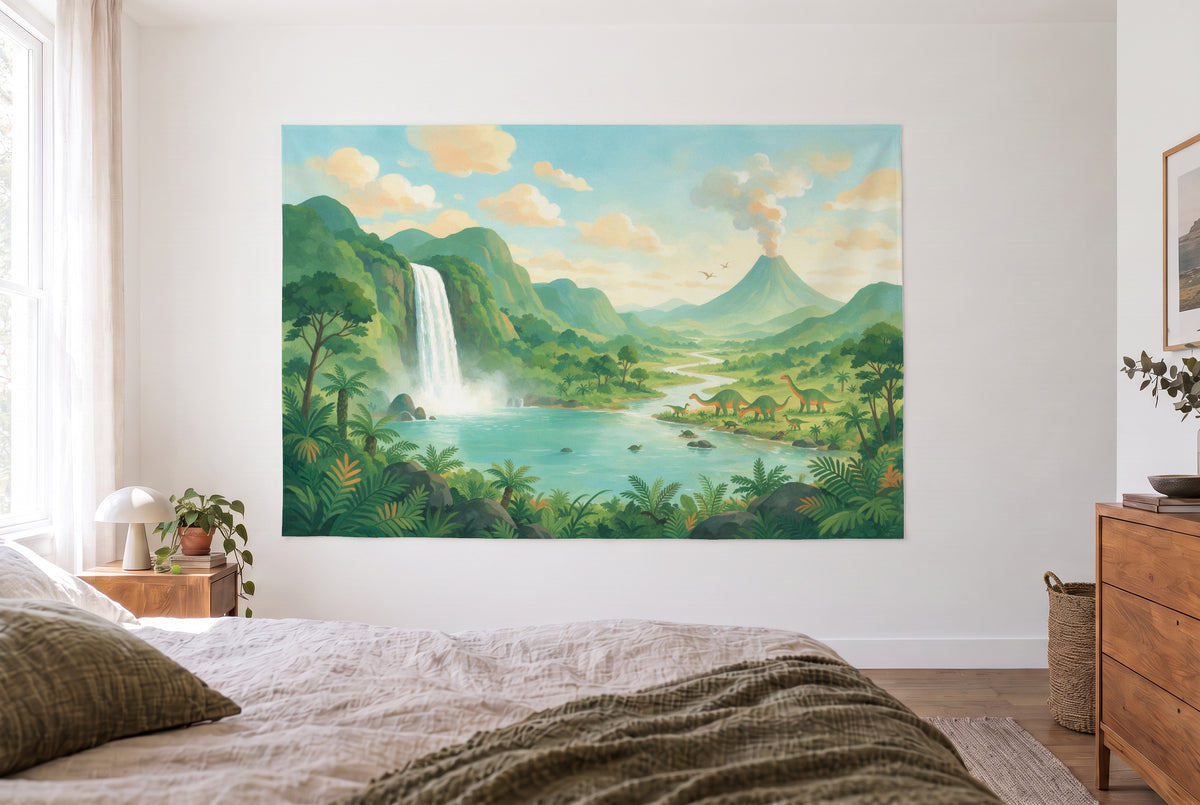 Wandtuch Dinosaurier-Tal mit Wasserfall im hellen Schlafzimmer gegenüber dem Bett, rechts eine Holzkommode – Grün