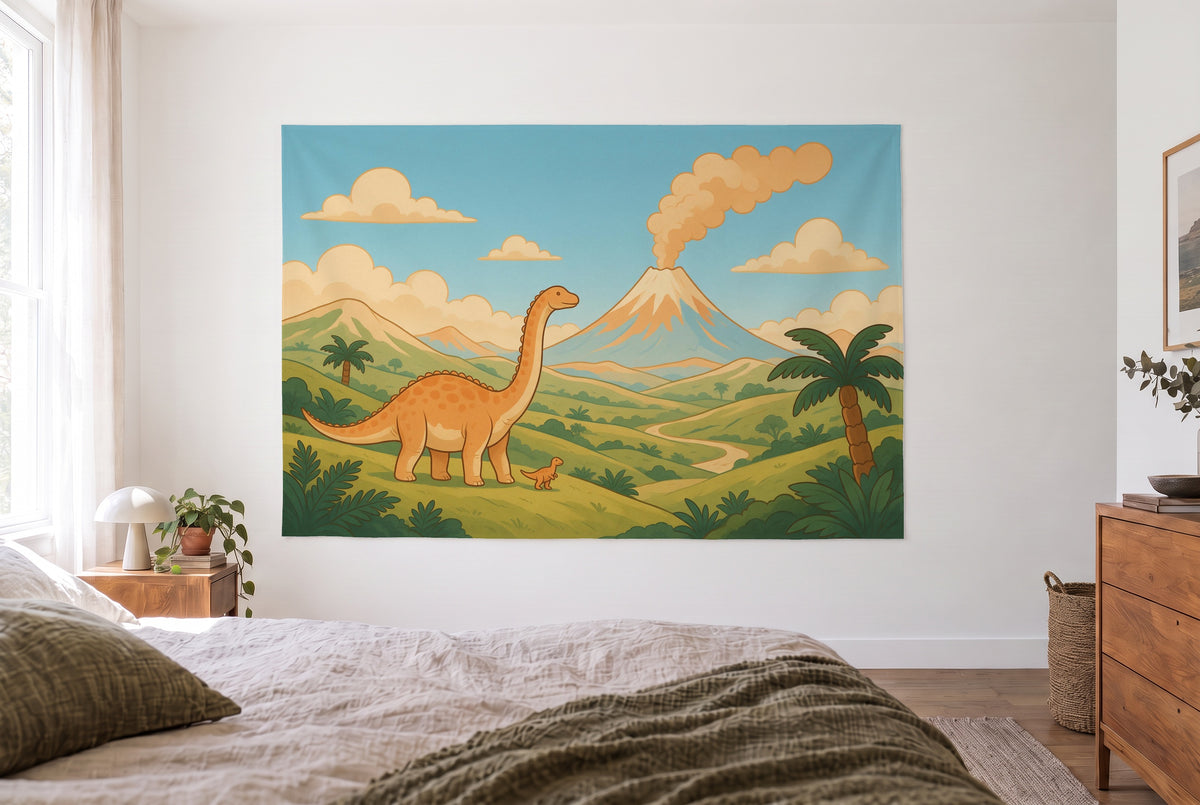 Wandtuch Dinosaurier vor dem Vulkan im hellen Schlafzimmer gegenüber dem Bett, rechts eine Holzkommode – Orange und Blau