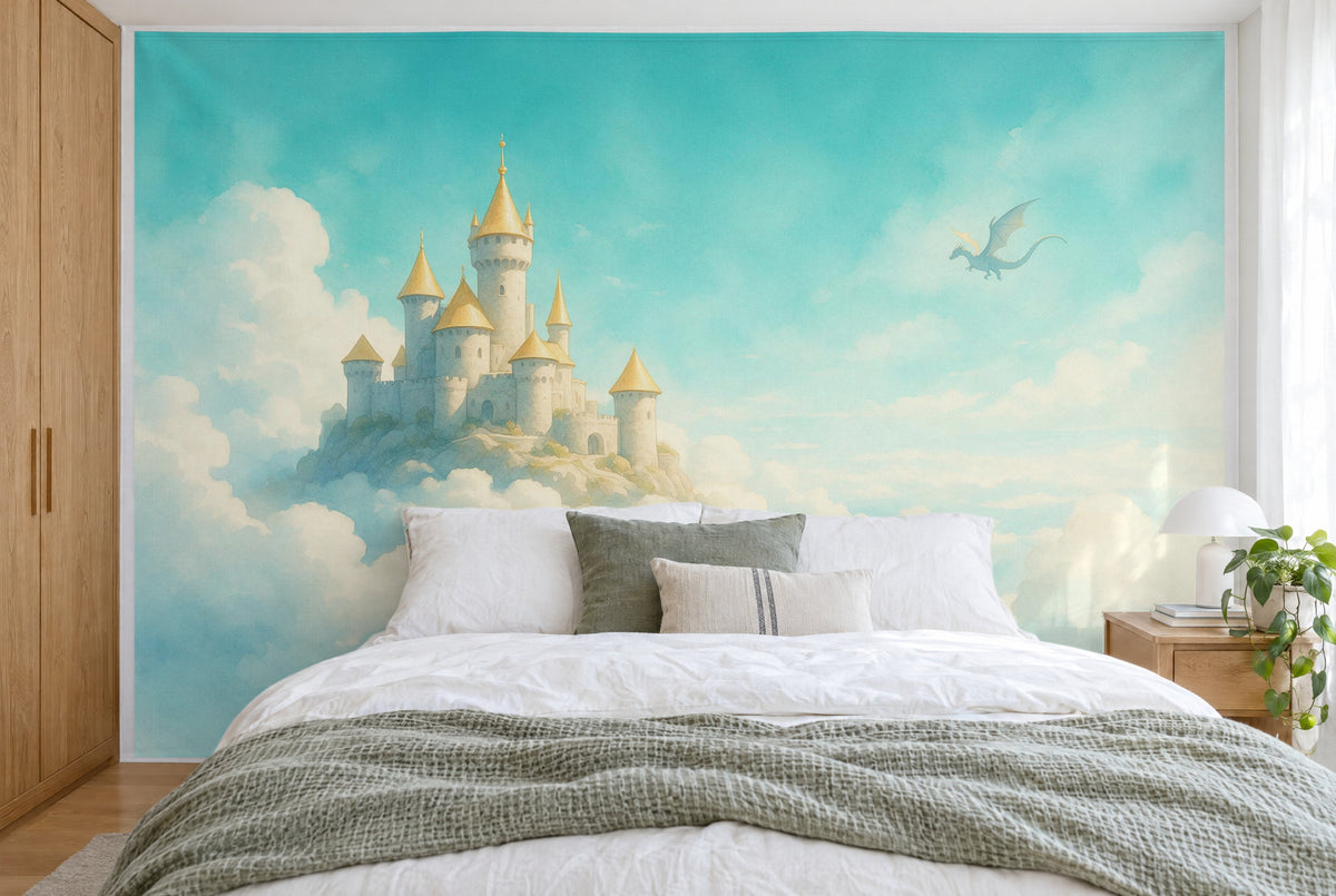 Bedruckter Stoff im XXL-Format: Wolkenschloss mit kleinem Drachen am türkisen Himmel, wandfüllend hinter dem Doppelbett