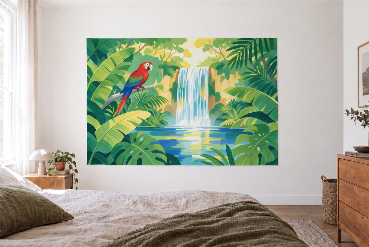 Wandtuch Dschungel mit Papagei als Gouache im hellen Schlafzimmer gegenüber dem Bett, rechts eine Holzkommode – Grün und Rot