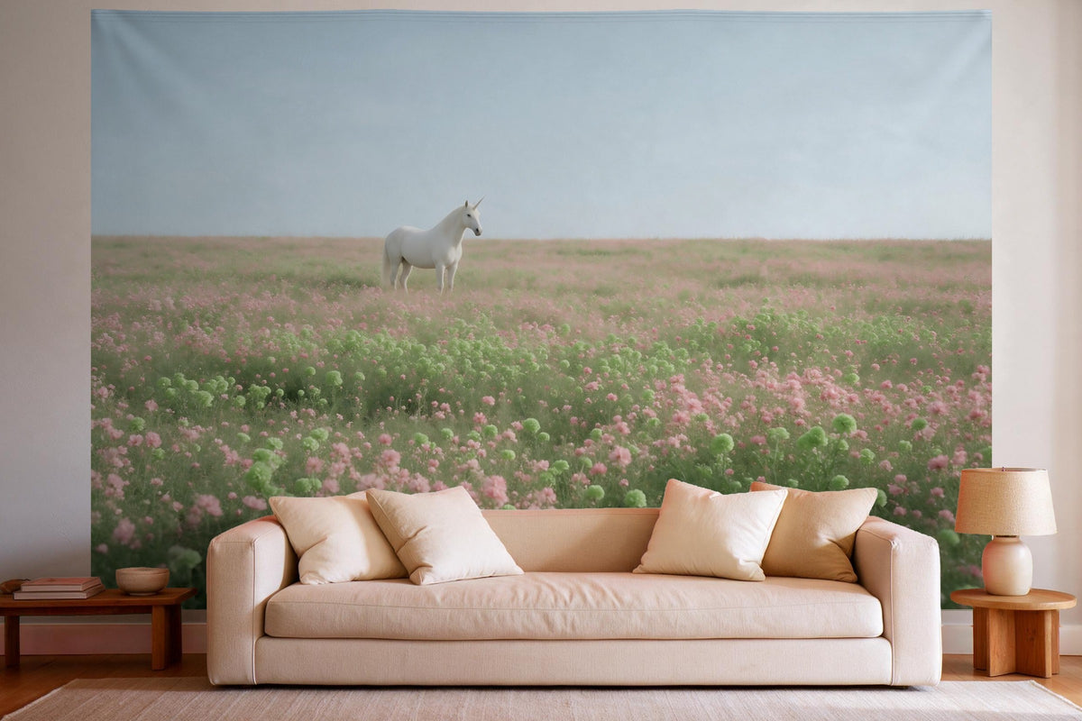 Decoración de pared en un salón luminoso sobre el sofá: tapiz de tela Unicornio en el prado de flores
