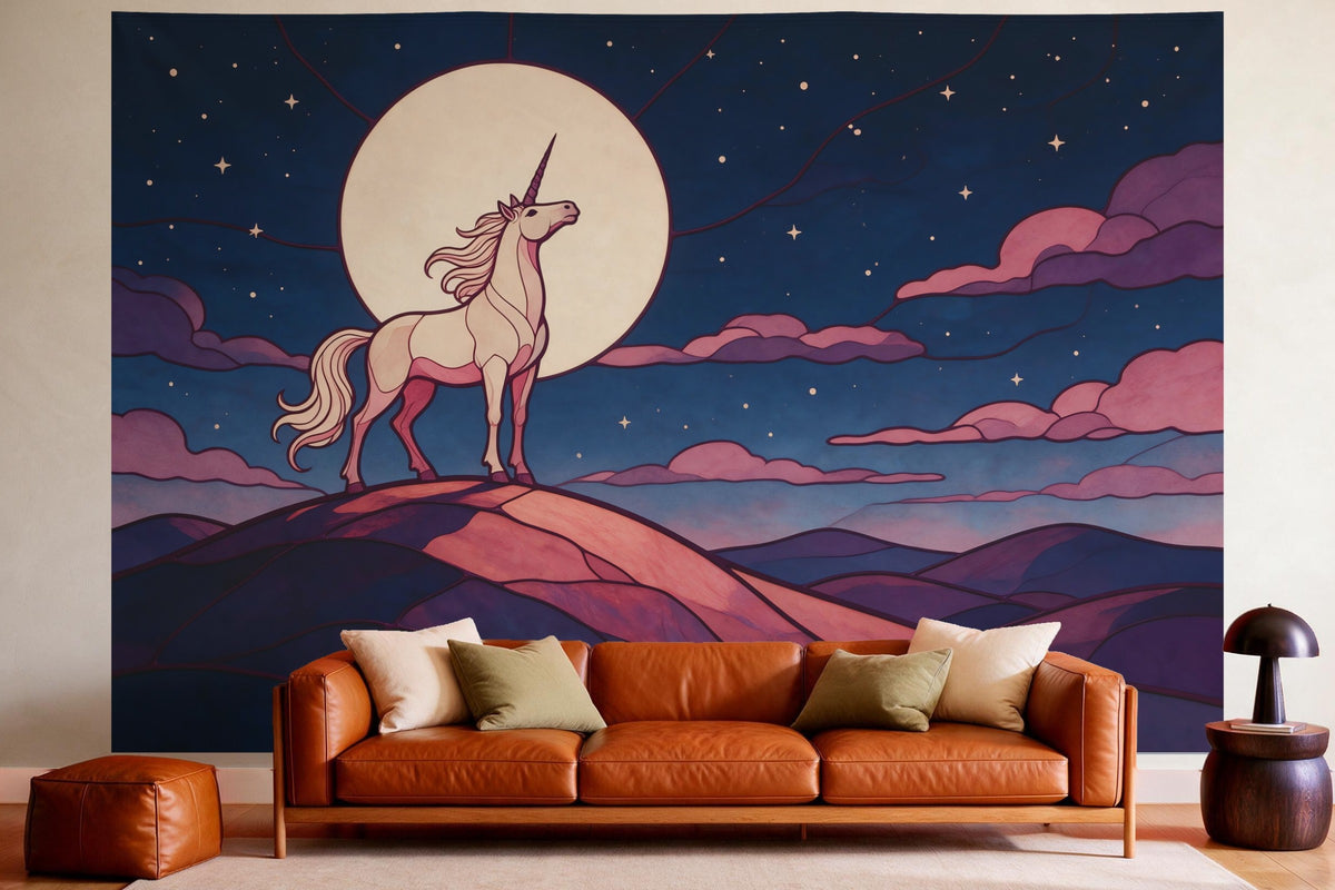 Wandtuch XXL Einhorn in der Mondnacht als Glasmalerei als Wanddeko im gemütlichen Wohnzimmer über dem Ledersofa