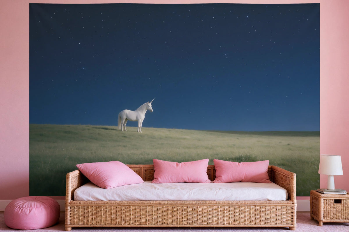 Decoración de pared en un dormitorio de niña: tapiz de tela Unicornio bajo el cielo estrellado