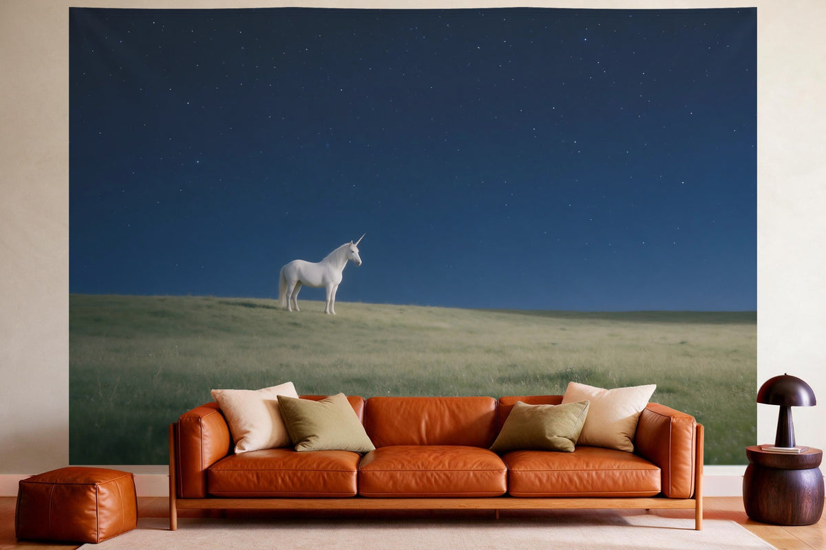 Tapiz de pared XXL Unicornio bajo el cielo estrellado como decoración en un salón acogedor sobre el sofá de cuero