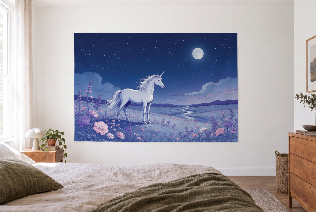 Wandtuch Einhorn unter dem Sternenhimmel im hellen Schlafzimmer gegenüber dem Bett, rechts eine Holzkommode – Rosa und Blau