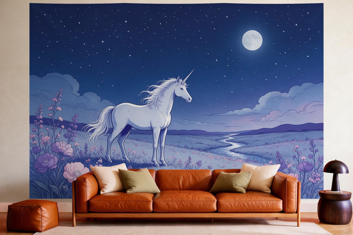 Decoración de pared en un salón acogedor sobre el sofá de cuero: tapiz de tela Unicornio bajo el cielo estrellado como ilustración