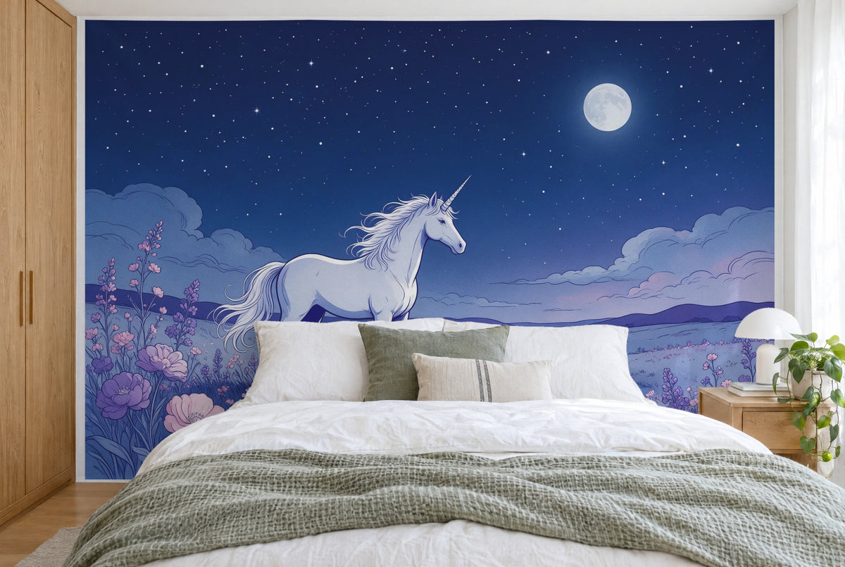 Bedruckter Stoff im XXL-Format: Einhorn links auf der Blumenwiese unterm Sternenhimmel, wandfüllend hinter dem Bett