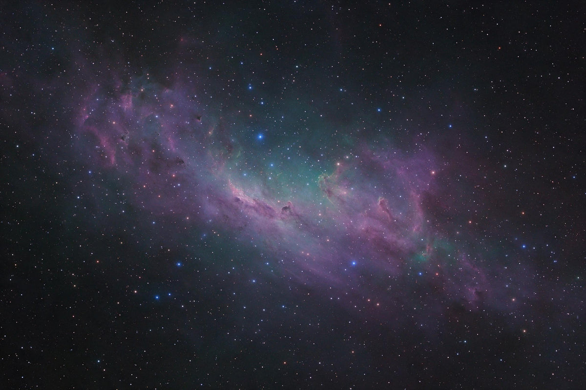 Galaxie avec nébuleuse lumineuse en diagonale dans l'espace profond, tenture murale imprimée sur tissu – violet et turquoise
