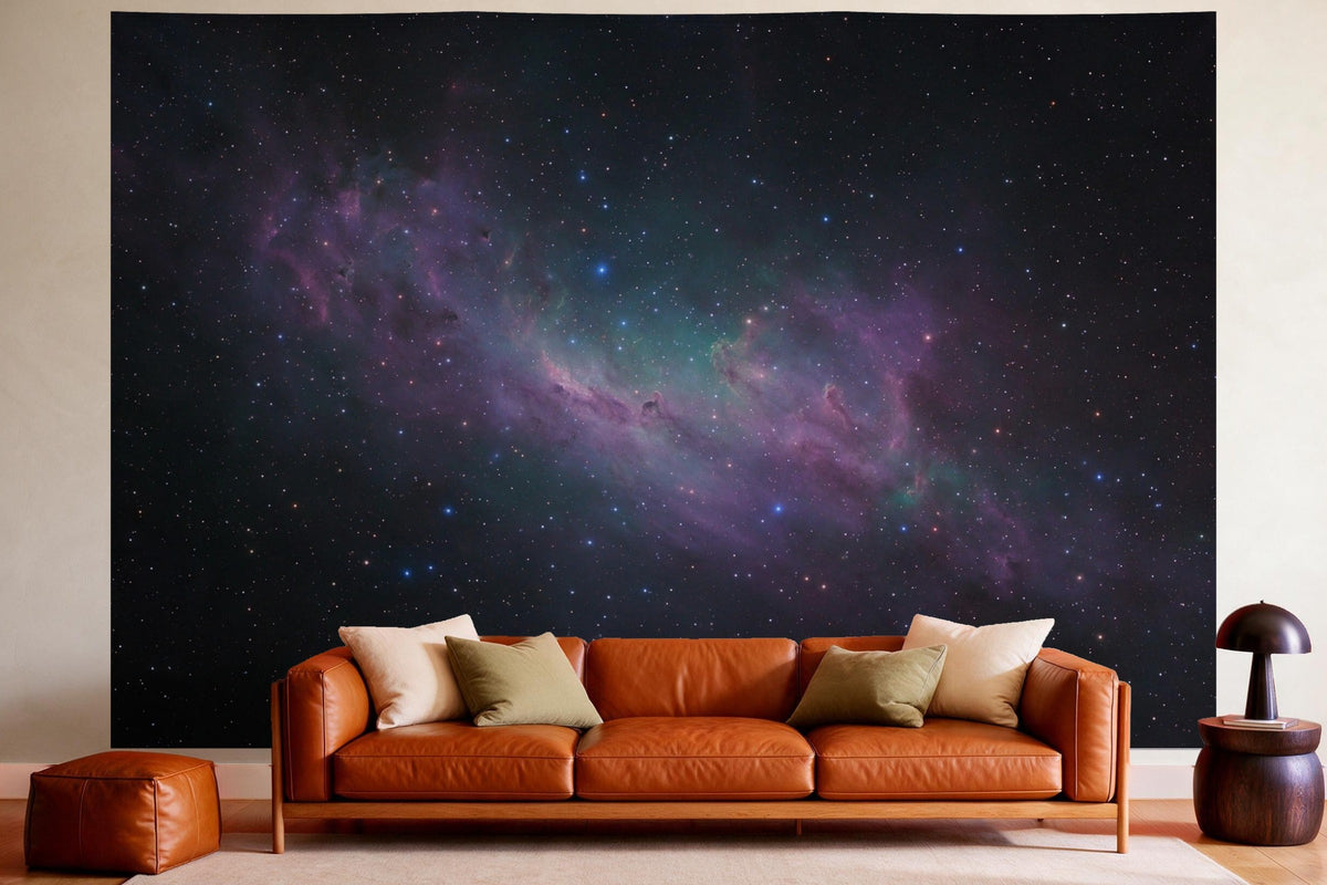 Tenture murale XXL Galaxie et nébuleuse étoilée en déco murale dans un salon chaleureux au-dessus du canapé en cuir