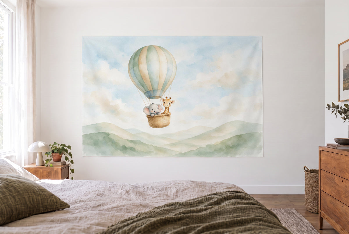 Tapiz globo aerostático con amigos animales en dormitorio claro frente a la cama, cómoda de madera a la derecha – azul claro