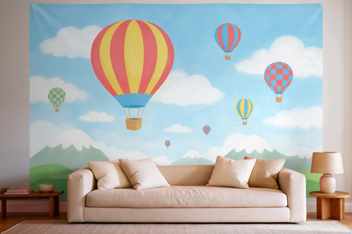 Decoración de pared en un salón luminoso sobre el sofá: tapiz de tela Globos aerostáticos sobre las montañas