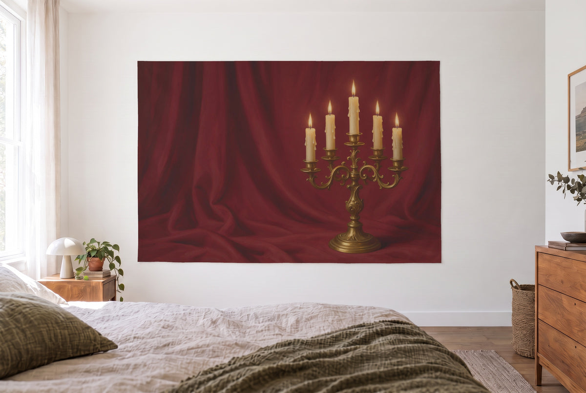 Tapiz candelabro con velas goteando en el dormitorio claro frente a la cama, cómoda de madera a la derecha – rojo