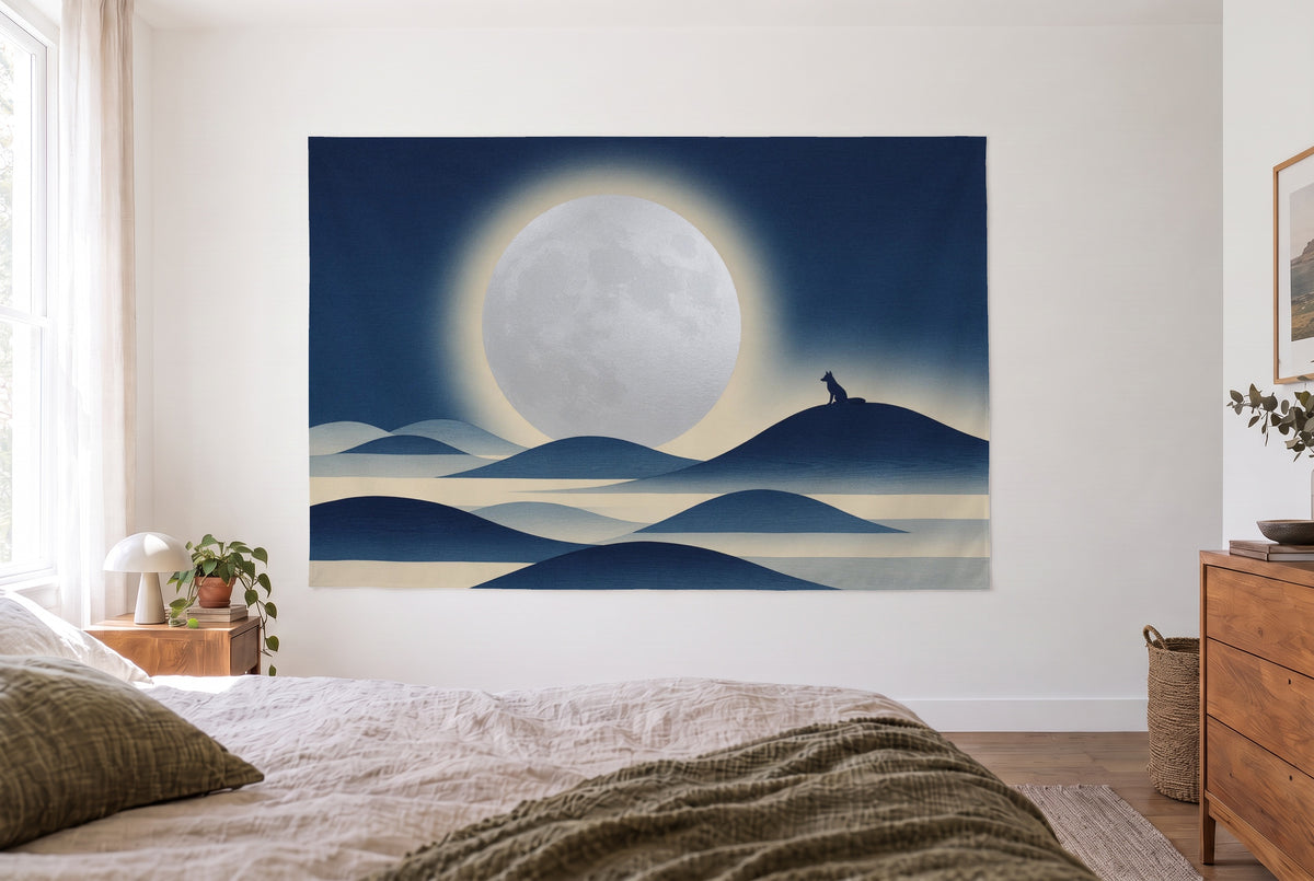 Wandtuch Mondnacht im Holzschnitt-Stil im hellen Schlafzimmer gegenüber dem Bett, rechts eine Kommode – Indigo und Silber