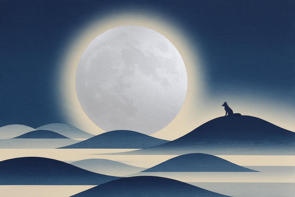 Riesiger Vollmond über indigoblauen Hügeln mit kleinem Fuchs als Wandtuch, auf Stoff gedruckt – Silber, Creme und Indigo
