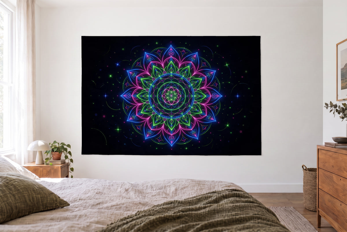 Tenture mandala néon à la lumière noire dans la chambre claire face au lit, commode en bois à droite – vert et rose
