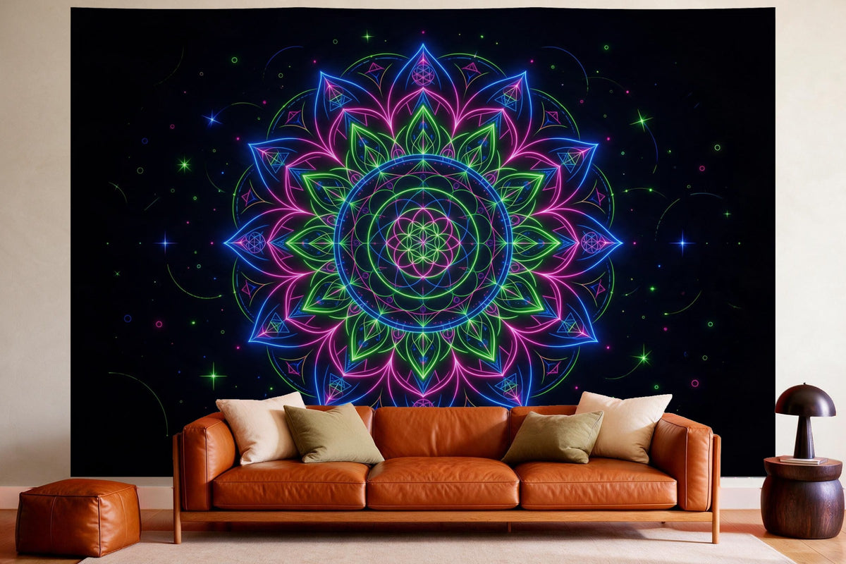 Déco murale dans un salon chaleureux au-dessus du canapé en cuir : tenture murale Mandala néon à la lumière noire, imprimée sur tissu