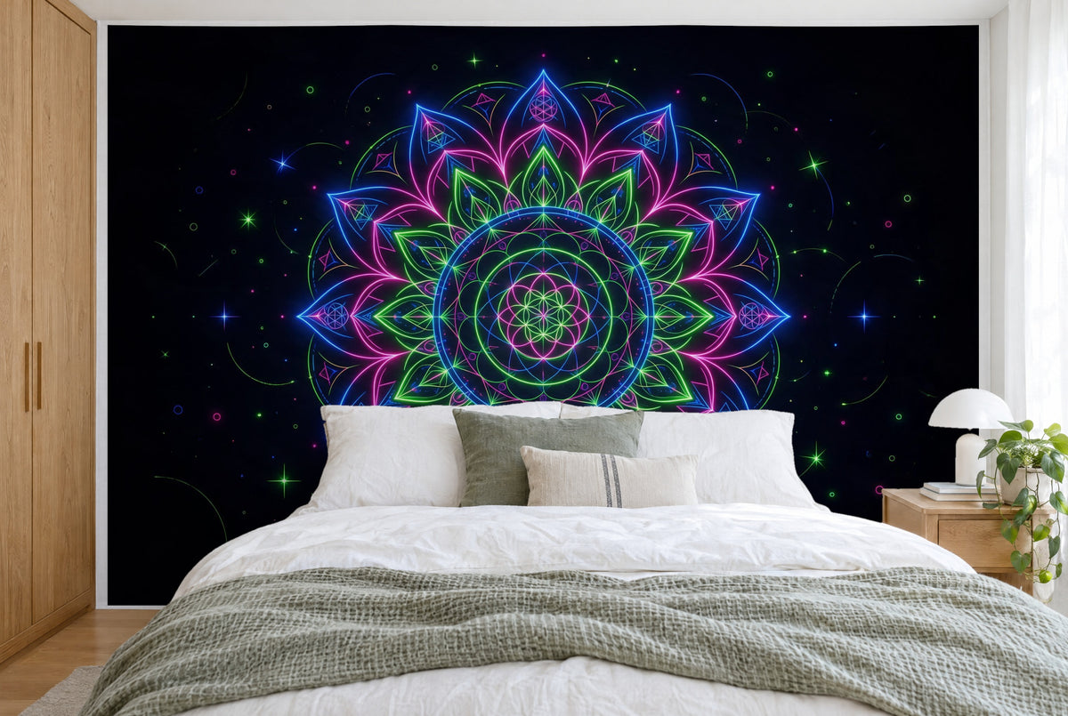 Grande tenture murale Mandala néon à la lumière noire dans la chambre, sur tout le mur derrière le lit – tapisserie en tissu