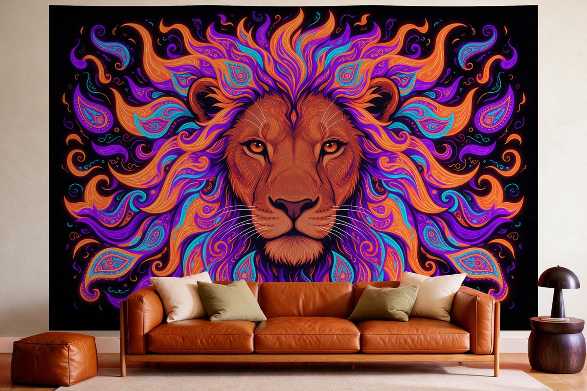 Tenture murale XXL Lion psychédélique néon en déco murale dans un salon chaleureux au-dessus du canapé en cuir