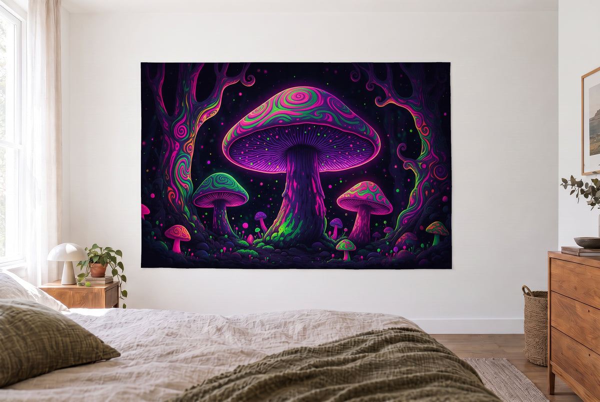 Wandtuch Psychedelic-Pilze im Neonwald im hellen Schlafzimmer gegenüber dem Bett, rechts eine Holzkommode – Pink und Violett