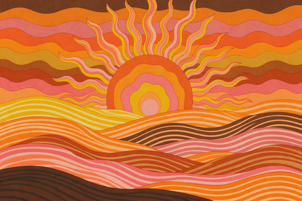 Psychedelic-Sonne mit gewellten Strahlen über gestreiften Hügeln, als Wandtuch, auf Stoff gedruckt – Orange, Pink und Braun