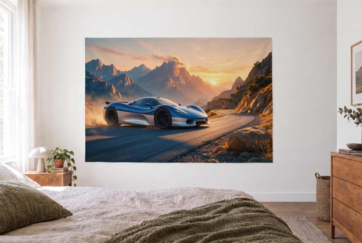 Tenture voiture de course dans les montagnes, chambre claire face au lit, commode en bois à droite – bleu et orange