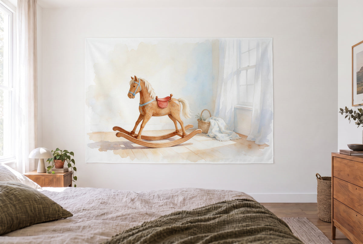 Wandtuch Schaukelpferd im Kinderzimmer, aufgehängt im hellen Schlafzimmer gegenüber dem Bett, rechts eine Holzkommode