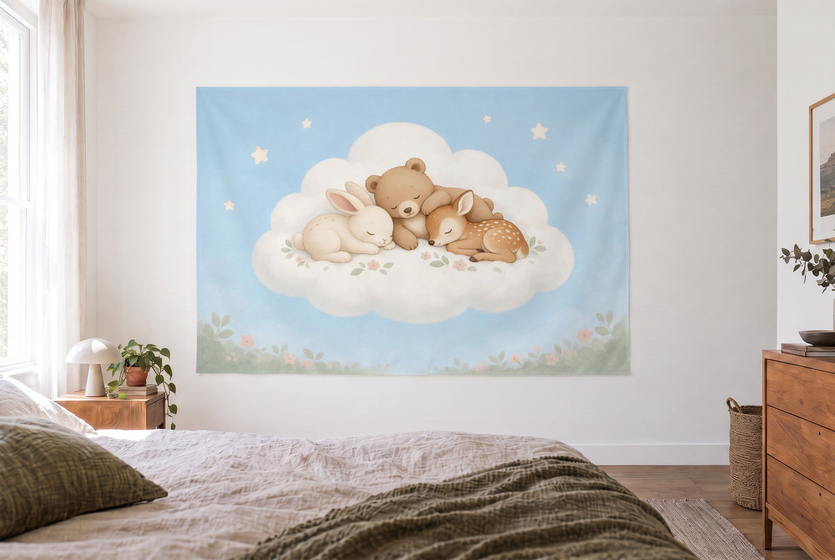 Tapiz bebés animales dormidos en una nube en el dormitorio claro frente a la cama, cómoda de madera a la derecha – azul claro